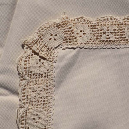 Mantel de género Beige con puntilla grande