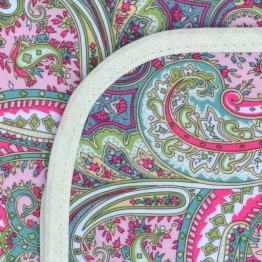 Mantel Impermeable arabesco tupido rosa y verde borde crema
