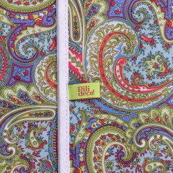 Mantel Impermeable arabesco tupido celeste y verde borde blanco