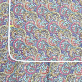 Mantel Impermeable arabesco tupido celeste y verde borde blanco