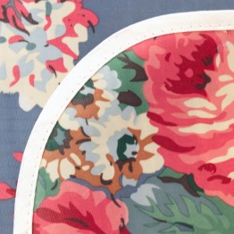 Mantel impermeable flores fondo celeste