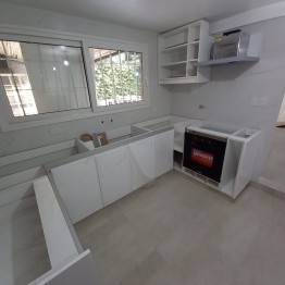 Mueble de cocina Pili a medida en melamina blanca