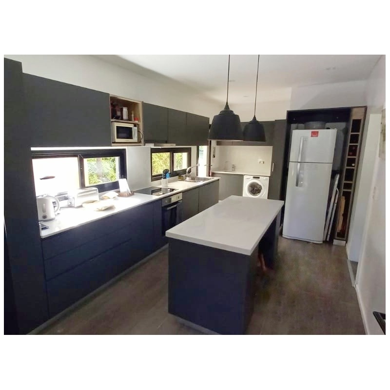 Mueble de cocina Pili a medida melamina gris y alerce Mueble de cocina Pili a medida melamina gris y alerce