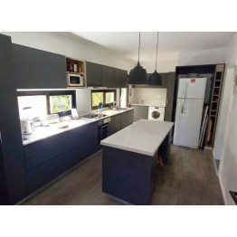 Mueble de cocina Pili a medida melamina gris y alerce