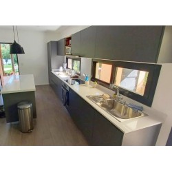 Mueble de cocina Pili a medida melamina gris y alerce