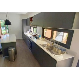 Mueble de cocina Pili a medida melamina gris y alerce