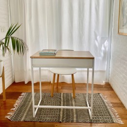 Escritorio pequño con tapa madera