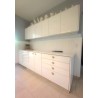 Cocina blanco brillante con tiradores dorados