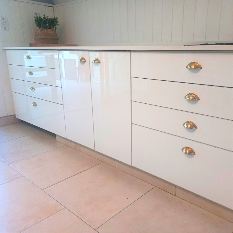 Cocina blanco brillante con tiradores dorados
