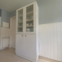 Cocina blanco brillante con tiradores dorados