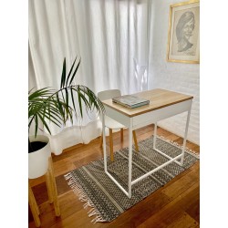 Escritorio pequño con tapa madera