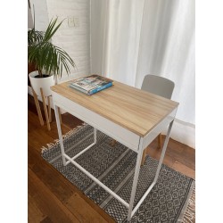 Escritorio pequño con tapa madera