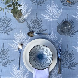 Pili Deco.Mantel antimanchas ramas grises