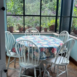Pili Deco.Mantel Impermeable hortensias celeste