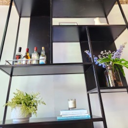 Biblioteca Aurea acero y madera | Pili Deco