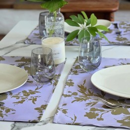 Individual antimanchas flores lila y oliva | Pili Deco