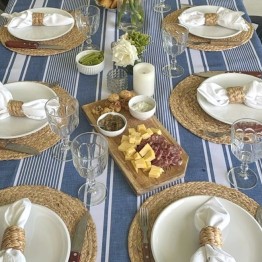 Mantel antimanchas raya griega celeste y blanco | Pili Deco