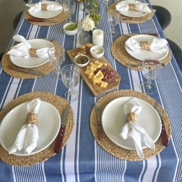 Mantel antimanchas raya griega celeste y blanco | Pili Deco