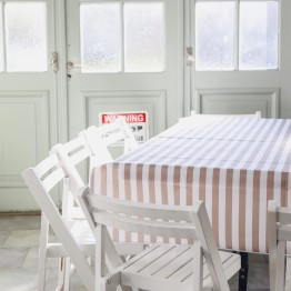 Mantel impermeable rayado blanco y beige | Pili Deco