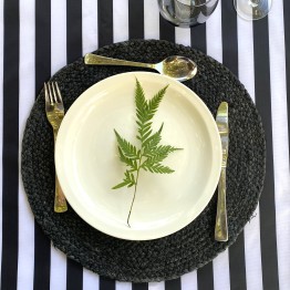 Pili Deco.Mantel impermeable rayas negras y blanco