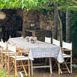 Mantel impermeable plumas crema y azul | Pili Deco