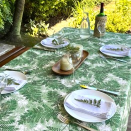 Pili Deco.Mantel antimanchas helechos