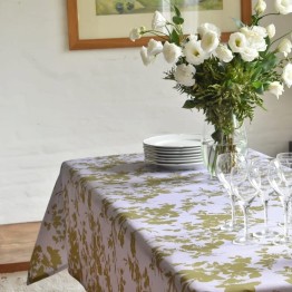 Mantel antimanchas flores oliva y lila | Pili Deco