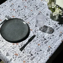Mantel impermeable florcitas gris | Pili Deco