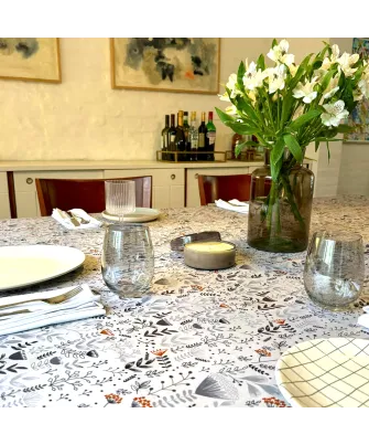 Mantel impermeable florcitas gris | Pili Deco