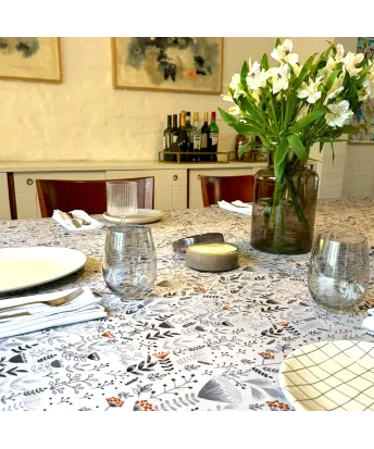 Mantel impermeable florcitas gris | Pili Deco