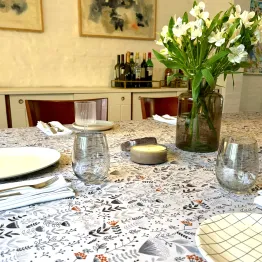 Mantel impermeable florcitas gris | Pili Deco