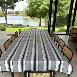 Mantel impermeable raya griega negra lino | Pili Deco