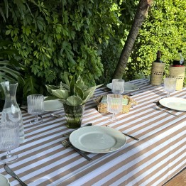Mantel impermeable rayado blanco y beige | Pili Deco