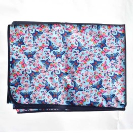 Mantel Impermeable mariposas celestes borde azul