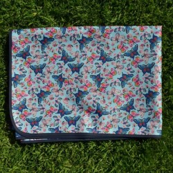 Mantel Impermeable mariposas celestes borde azul