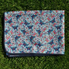 Mantel Impermeable mariposas celestes borde azul